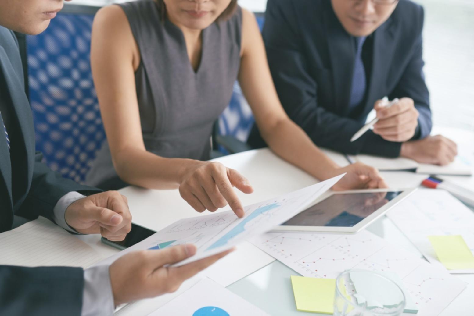 Persoană studiind planificare financiară